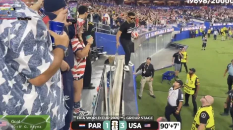 Torcedor tenta invadir gramado após gol dos EUA; vídeo