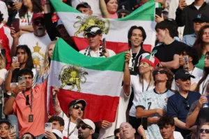 Torcedores do Irã exibem bandeira política 'proibida' pela Fifa nos EUA