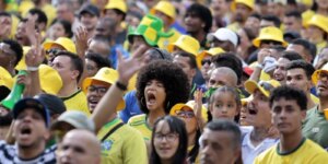 Torcedores se reúnem no centro de SP para assistir ao jogo do Brasil