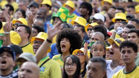 Torcedores se reúnem no centro de SP para assistir ao jogo do Brasil
