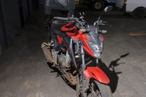Trabalhadora é derrubada de moto em assalto em Maringá