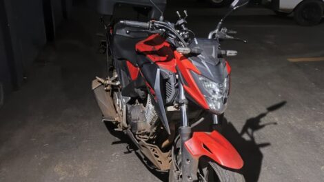 Trabalhadora é derrubada de moto em assalto em Maringá