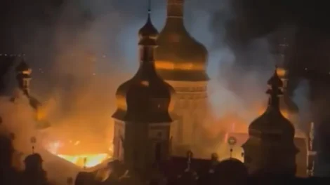 'Um dos locais cristãos mais sagrados em chamas' após ataque russo a Kyiv