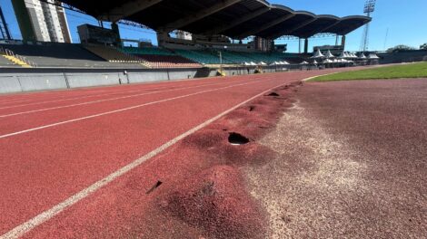 Um mês após questionamentos, pista de atletismo do Willie Davids continua sem previsão de reforma