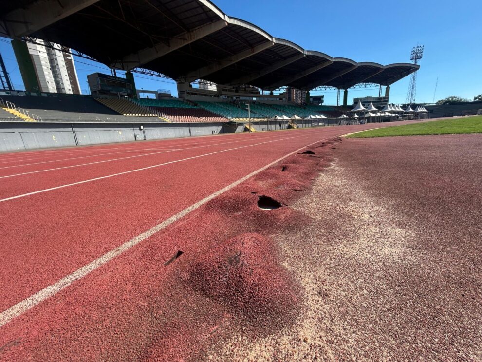 Um mês após questionamentos, pista de atletismo do Willie Davids continua sem previsão de reforma