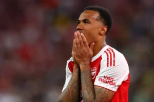 Vendas das camisas de Gabriel Magalhães aumentam 350% após pênalti perdido