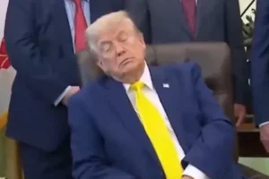 Vídeo de Trump tirando soneca viraliza nas redes sociais; veja