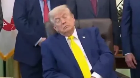 Vídeo de Trump tirando soneca viraliza nas redes sociais; veja