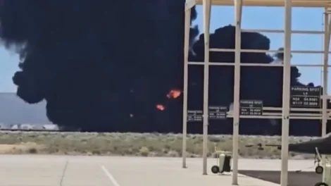 Vídeos mostram destruição deixada após queda de bombardeiro nos EUA