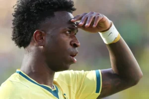 Vini Jr. nega ingressos a modelos durante a Copa do Mundo