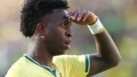 Vini Jr. nega ingressos a modelos durante a Copa do Mundo