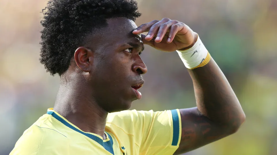 Vini Jr. nega ingressos a modelos durante a Copa do Mundo