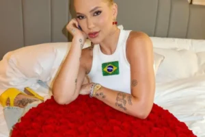 Virginia recebe flores no Dia dos Namorados e Vini Jr. reage
