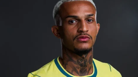 Wesley é cortado da Seleção por lesão na perna