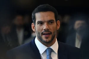Xaud chora em conversa para contenção de crise e volta à seleção