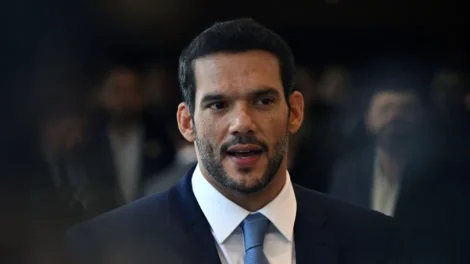 Xaud chora em conversa para contenção de crise e volta à seleção