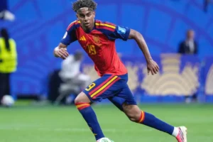Yamal entra em top 10 dos mais jovens a marcar em Copas; Pelé lidera lista