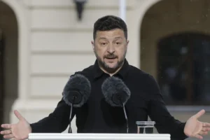 Zelensky chega a Londres para reunião com Starmer, Merz e Macron