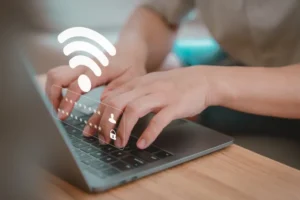 17,7 milhões não usam internet e 19,1 milhões não têm celular no Brasil: quem são essas pessoas?