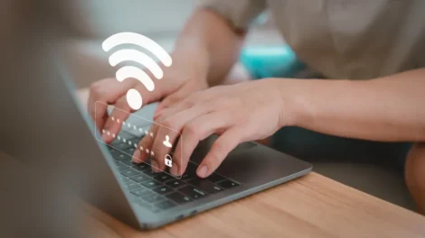 17,7 milhões não usam internet e 19,1 milhões não têm celular no Brasil: quem são essas pessoas?
