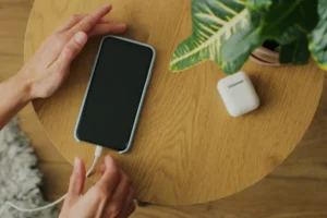 4 erros ao carregar o celular que podem reduzir a vida da bateria