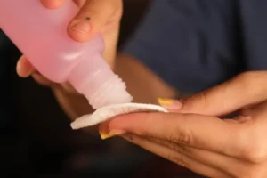 Acetona vai além das unhas: veja usos surpreendentes na limpeza