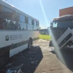 Acidente entre caminhão e ônibus transporte metropolitano deixa três pessoas feridas