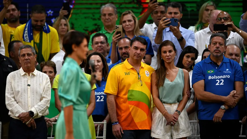 Acionada após crise com Michelle, mulher de Flávio Bolsonaro foi denunciada no caso da 'rachadinha'