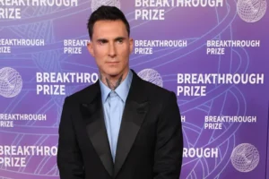 Adam Levine mostra foto rara ao lado da mulher e dos três filhos