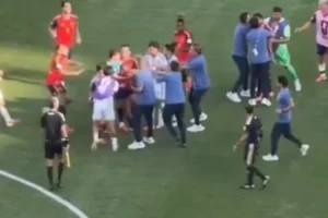 Agressão e confusão: Paredes protagoniza cenas de violência após a final