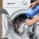 Água quente pode estragar roupas; veja quais peças lavar com água fria
