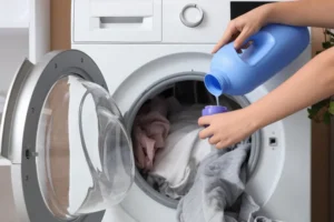 Água quente pode estragar roupas; veja quais peças lavar com água fria