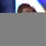Alcione se desequilibra e cai durante show em São Luís