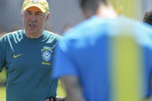 Ancelotti dá pista de Martinelli para vaga de Paquetá contra Noruega