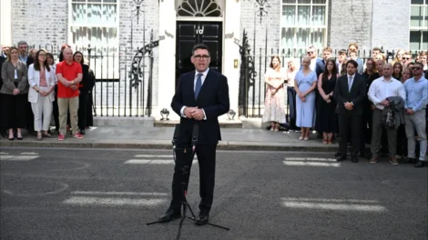 Andy Burnham toma posse como premiê do Reino Unido e promete abrigar sem-teto