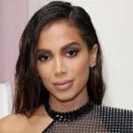 Anitta suspenderá venda de álcool em turnê para promover meditação, ioga e autocuidado