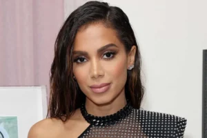 Anitta suspenderá venda de álcool em turnê para promover meditação, ioga e autocuidado