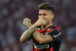 Após suspensão, Carrascal volta ao Flamengo contra Internacional que vive revés no STJD