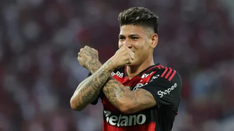 Após suspensão, Carrascal volta ao Flamengo contra Internacional que vive revés no STJD