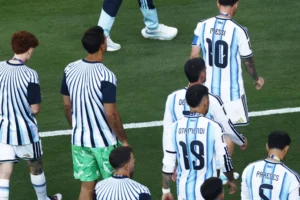 Argentina vira as costas para a Espanha durante entrega da taça