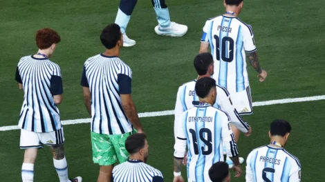 Argentina vira as costas para a Espanha durante entrega da taça