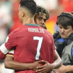 As imagens do abraço de Lamine Yamal a Cristiano Ronaldo no fim do jogo