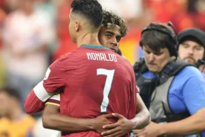 As imagens do abraço de Lamine Yamal a Cristiano Ronaldo no fim do jogo