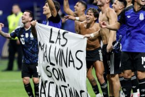Ato de jogadores argentinos reacende debate sobre domínio das Malvinas