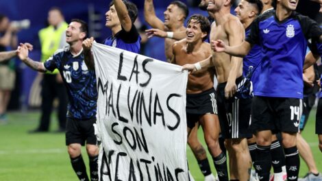 Ato de jogadores argentinos reacende debate sobre domínio das Malvinas