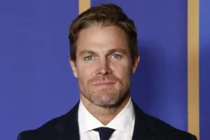 Ator de 'Arrow' descobre mensagem de Neymar oito anos depois e responde ao vivo