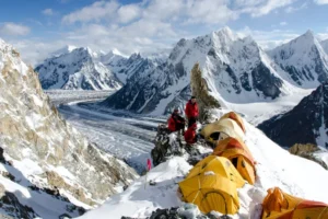 Avalanche deixa dois mortos e oito desaparecidos no Broad Peak