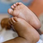 Bebê de 10 meses morre após estupro; parceiro da mãe e primo são presos
