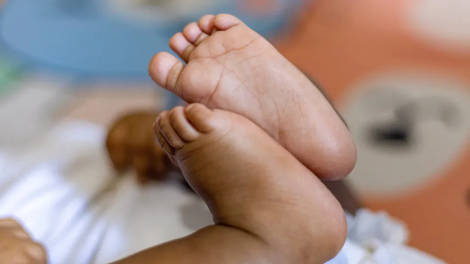 Bebê de 10 meses morre após estupro; parceiro da mãe e primo são presos