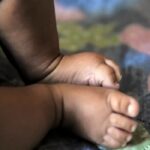 Bebê recém-nascido morre após se engasgar com leite, em Floresta